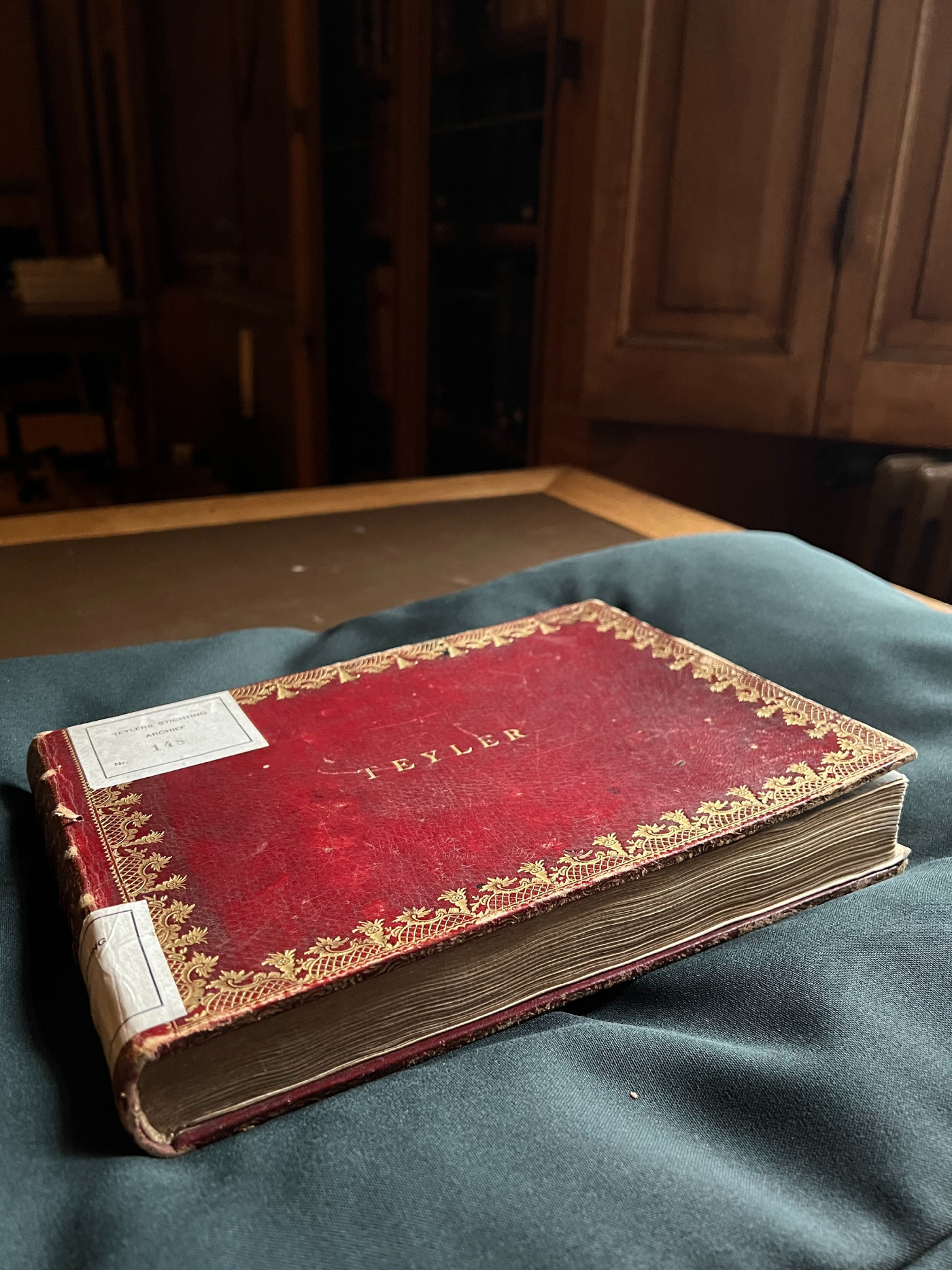 Het eerste gastenboek van Teylers Museum, 1789.