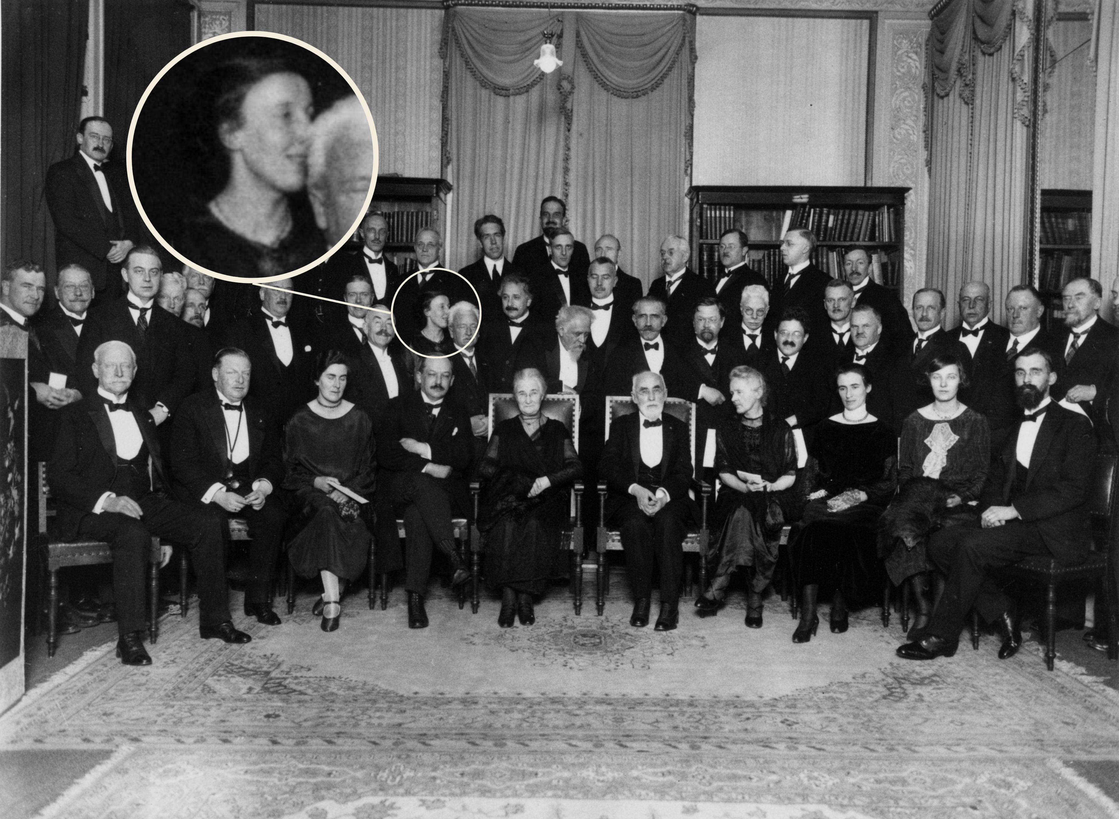 Hendrika van Leeuwen, groepsfoto tijdens de viering van het gouden doctoraat van Lorentz, in het gebouw van de Hollandsche Maatschappij der Wetenschappen te Haarlem. 