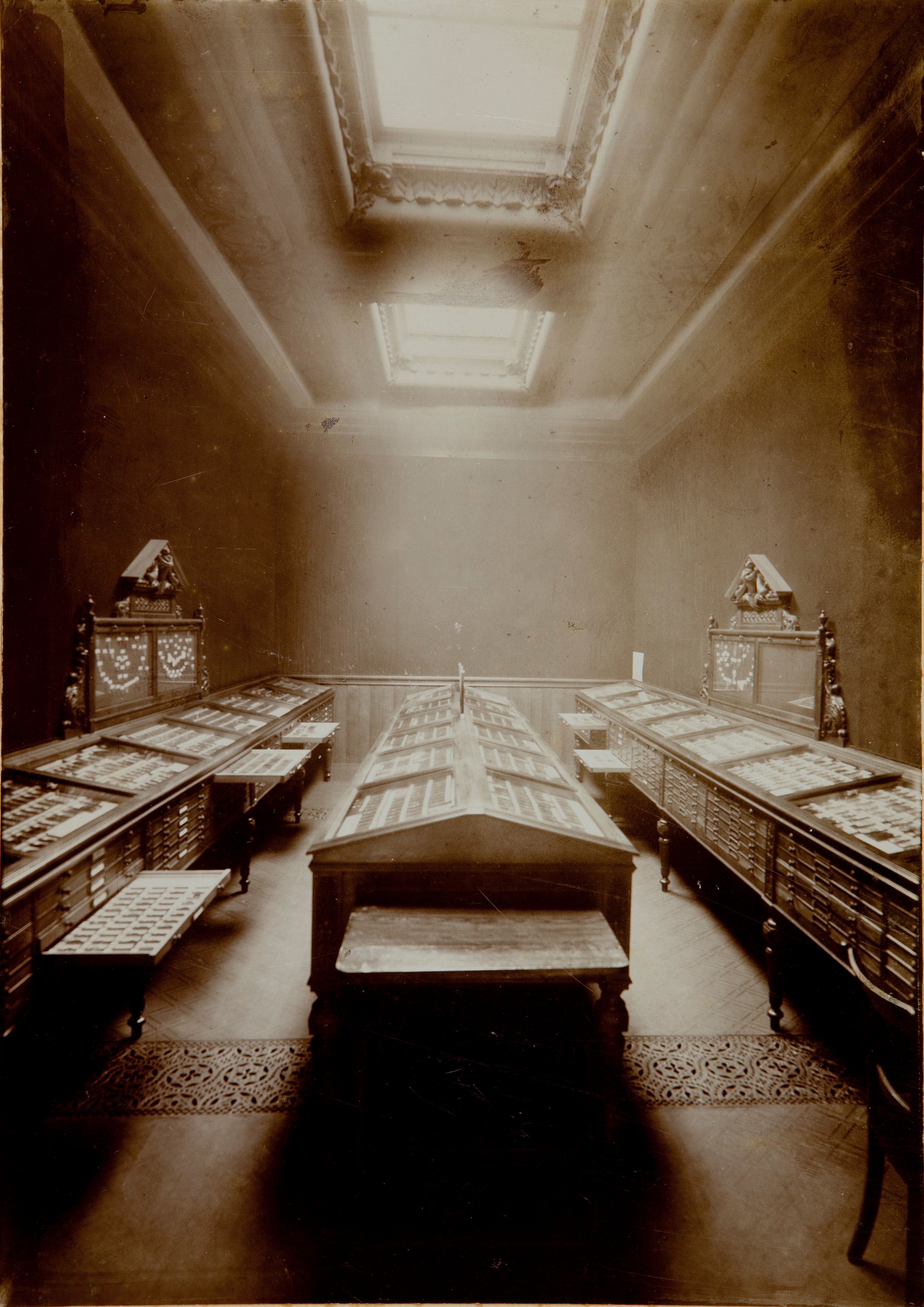 Jan Goedeljee, Het Numismatisch Kabinet circa 1892 (collectie Teylers Museum, inv. AF000535), de oudst bekende foto van de zaal
