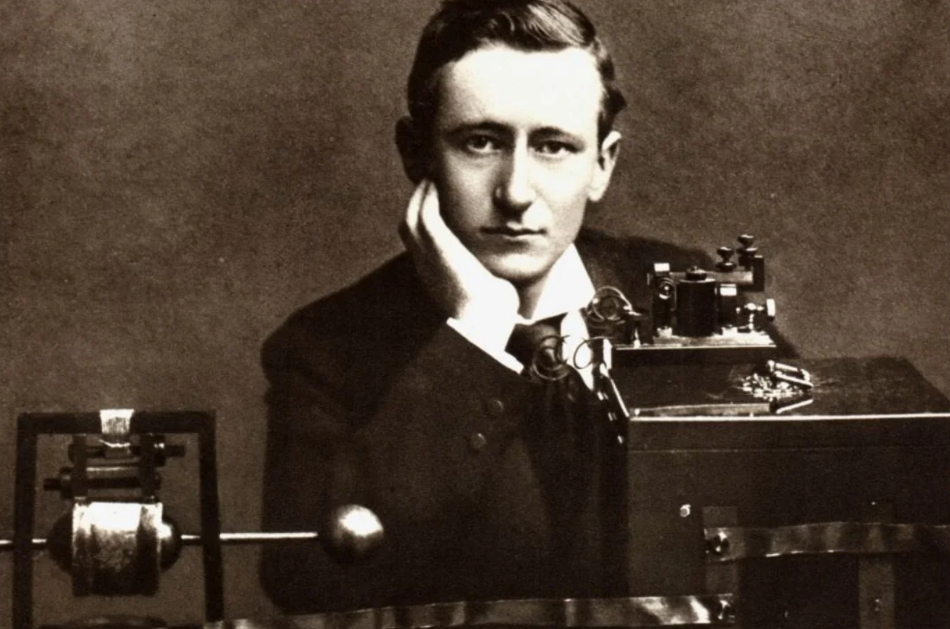 Guglielmo Marconi naast zijn telegraaf-ontvanger, 1896.