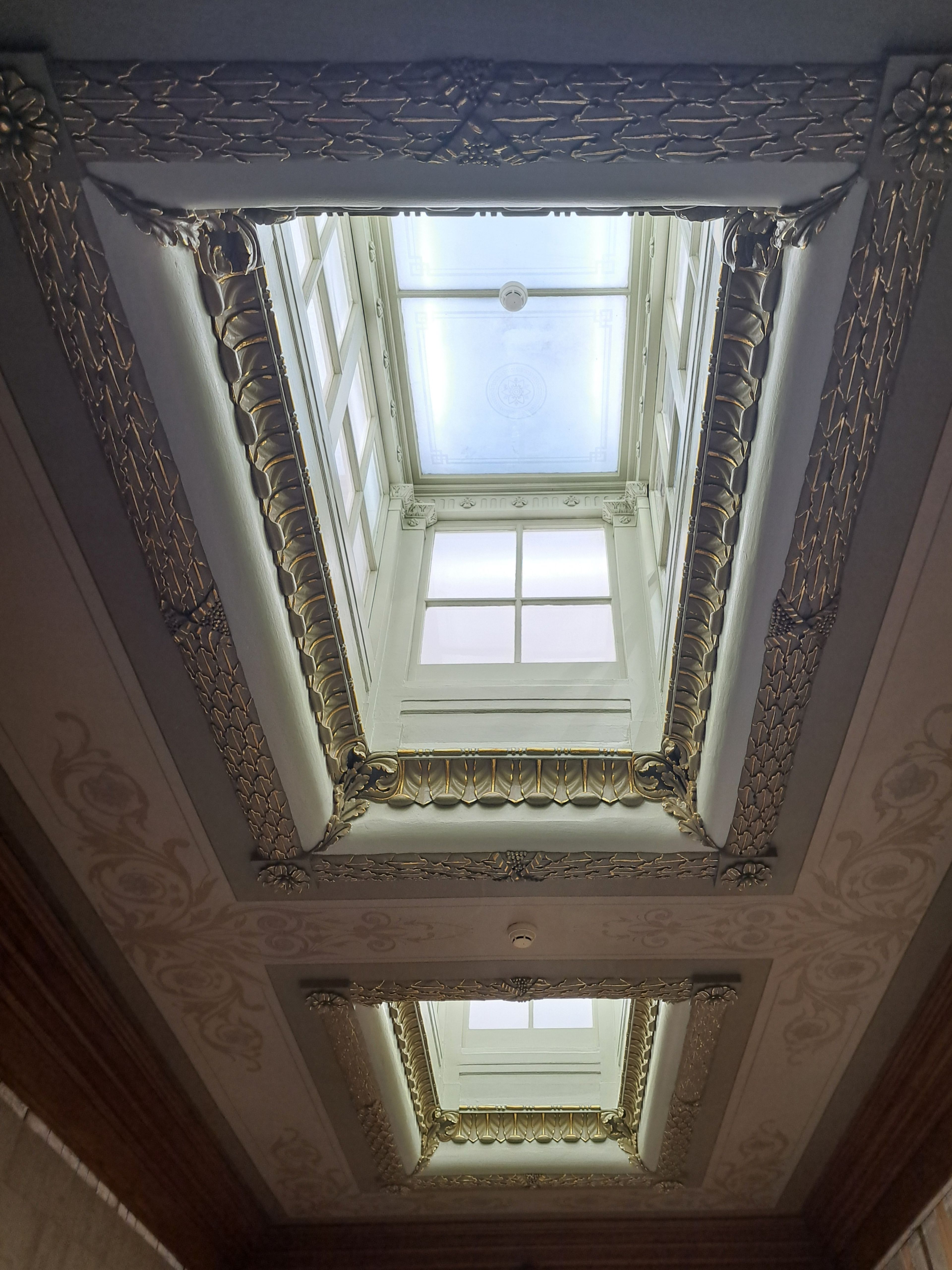 Het plafond en de daklantaarns weer in vol ornaat (25 augustus 2025)