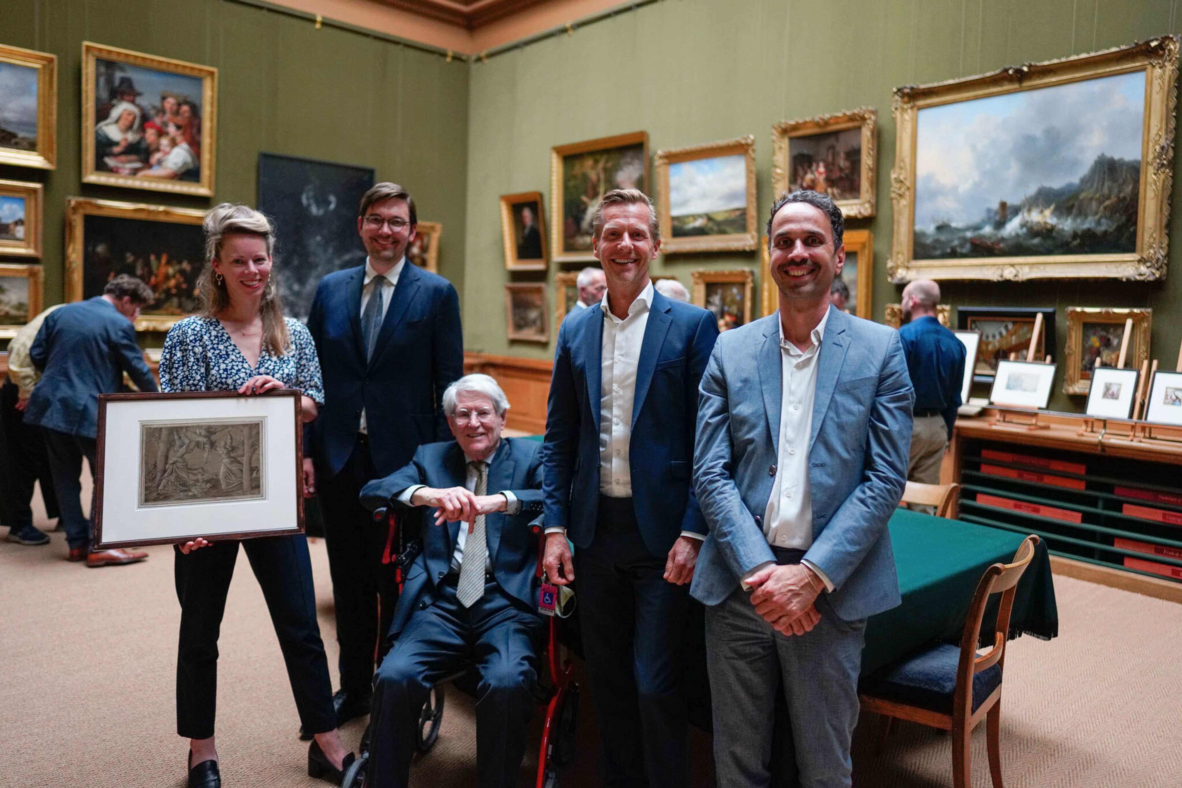 Marleen Ram (conservator Kunst), Geert-Jan Janse (directeur Vereniging Rembrandt), Matthijs de Clercq, Marc de Beyer (directeur) en Terry van Druten (hoofdconservator Kunst)met de aanwinst Marleen Ram, Geert-Jan Janse, Matthijs de Clercq, Marc de Beyer en Terry van Druten (conservator) met de aanwinst