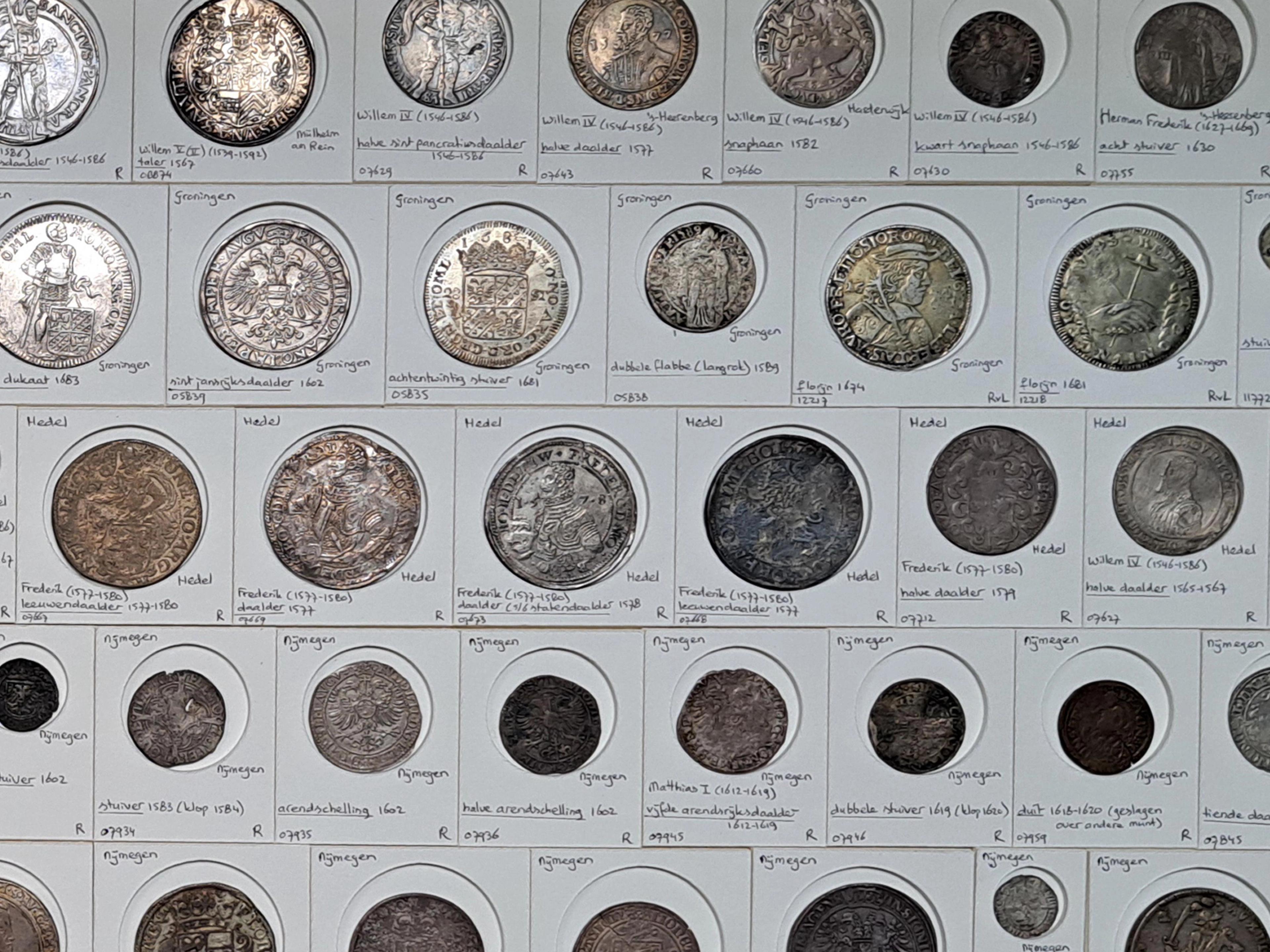 Tentoongestelde penningen en munten in muntkartons