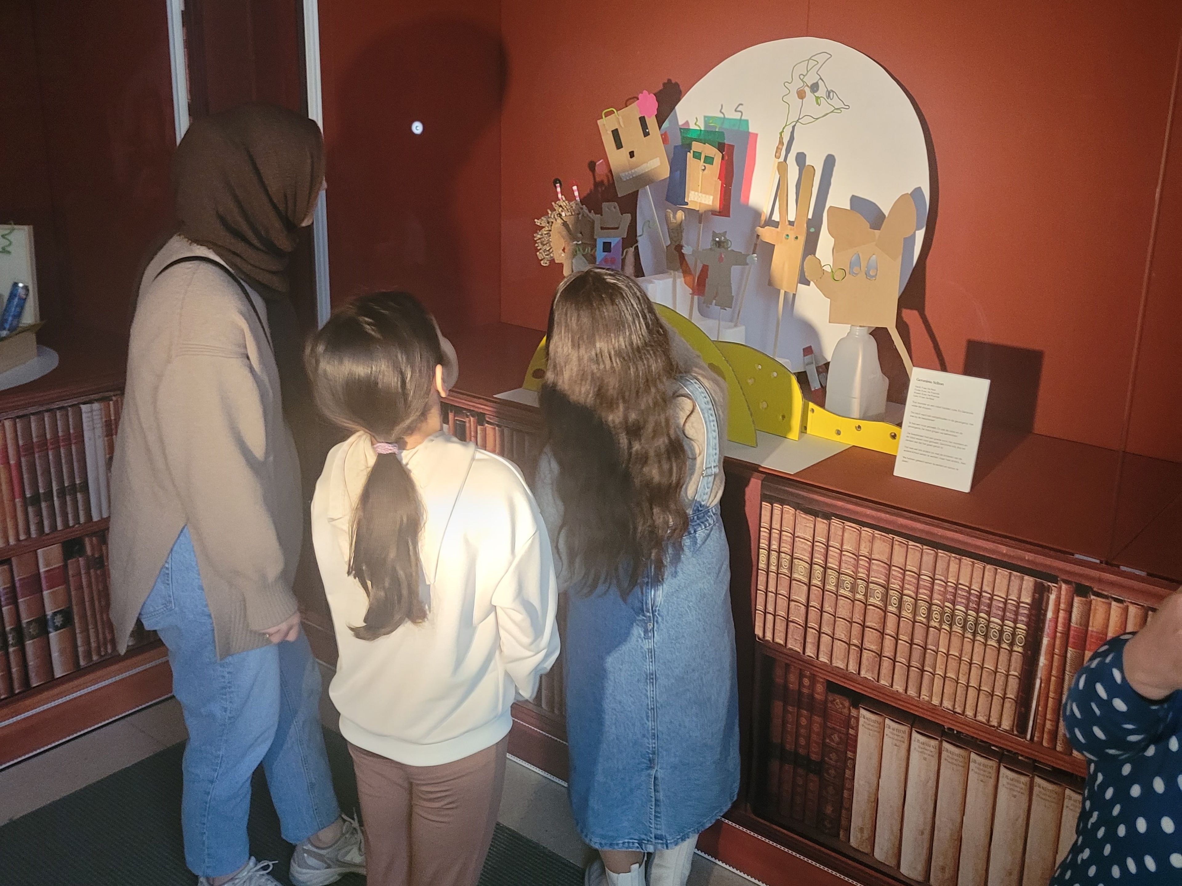 Leerlingen bekijken hun kunstwerk in het Boekenkabinet