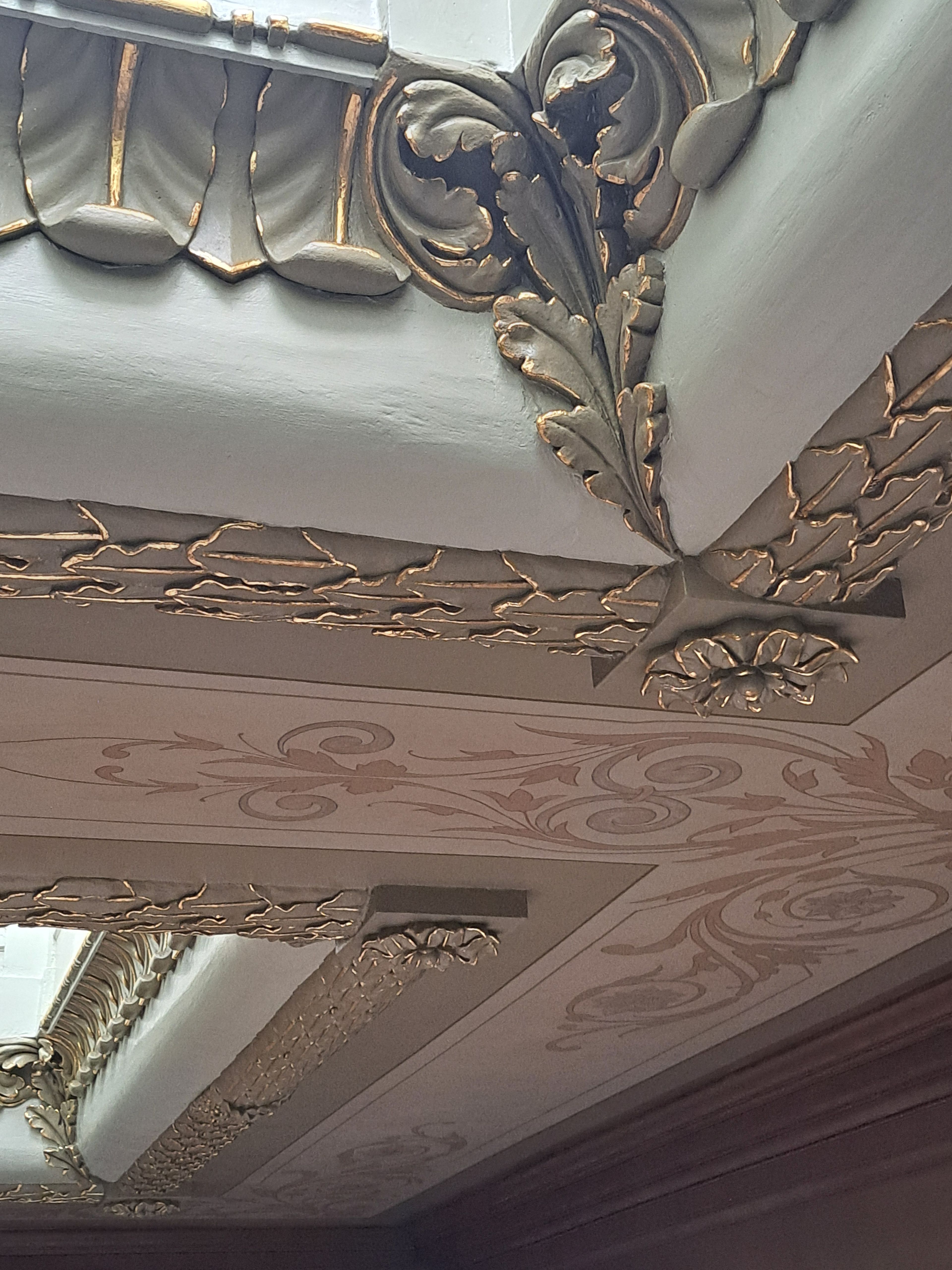 Detail van de plafondversiering (26 augustus 2025)