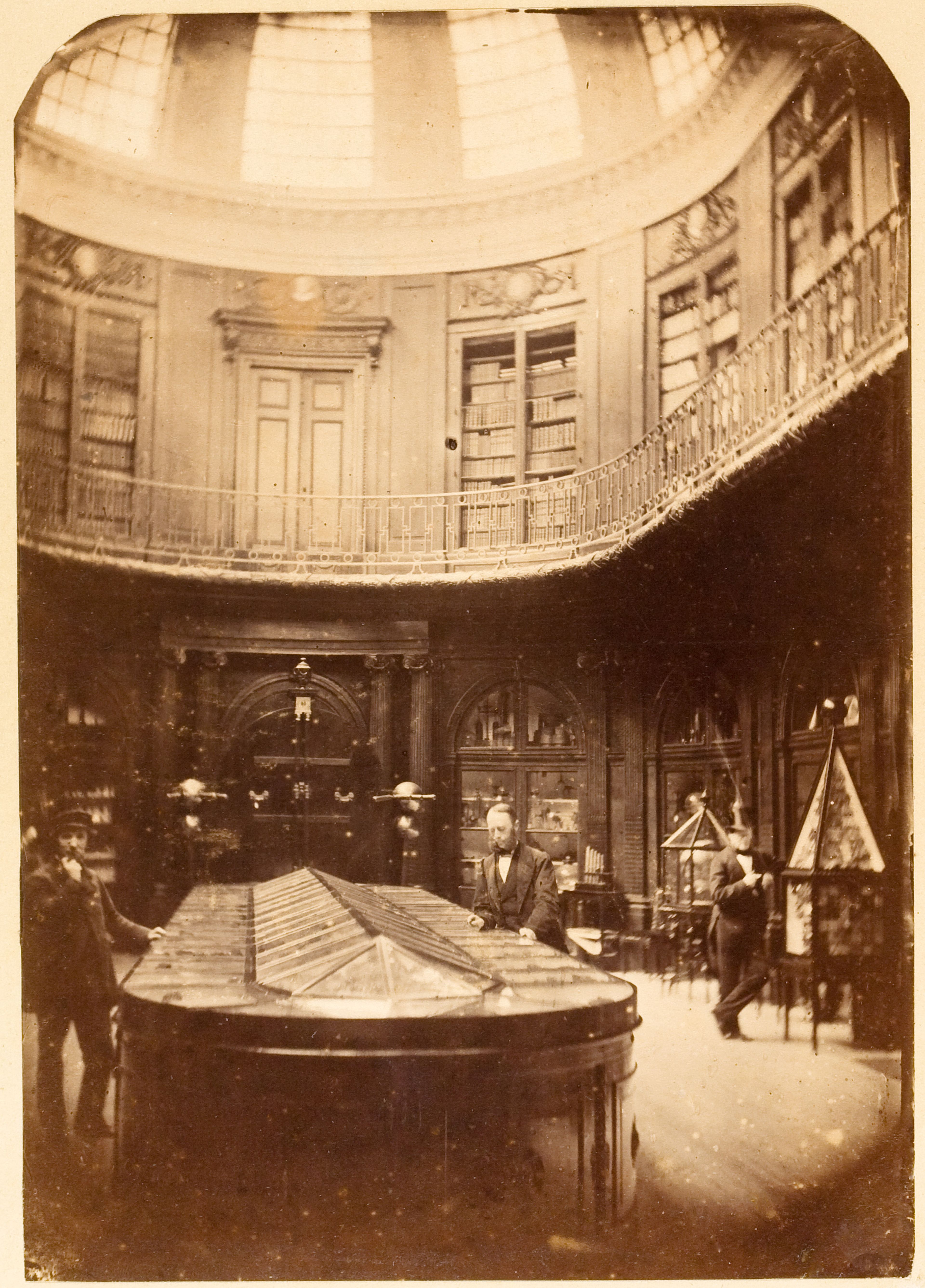 Archieffoto Ovale Zaal met rechts conservator Tiberius Cornelis Winkler, datering tussen 1864 en 1897.