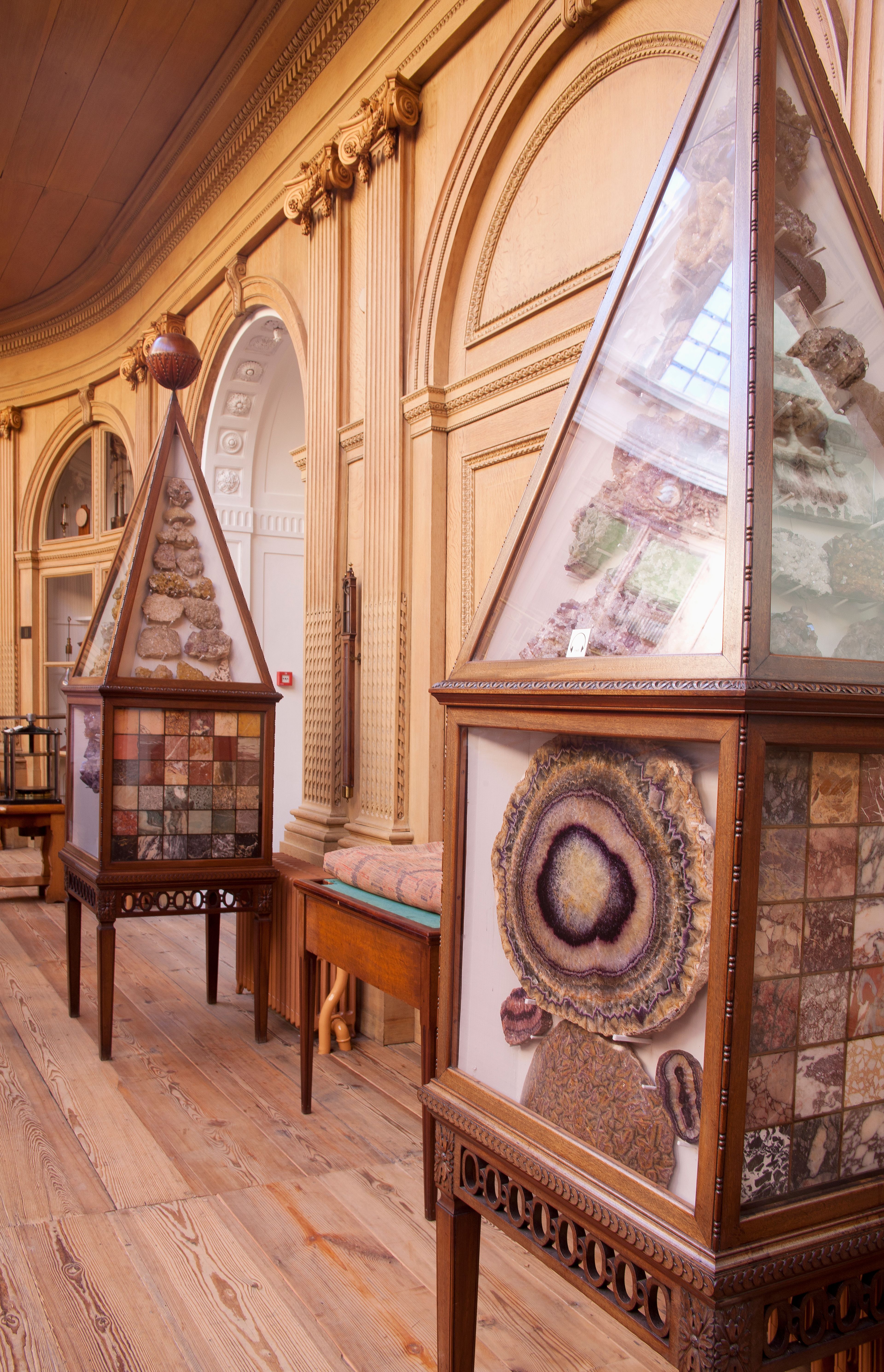 De piramides met mineralen in de Ovale Zaal 