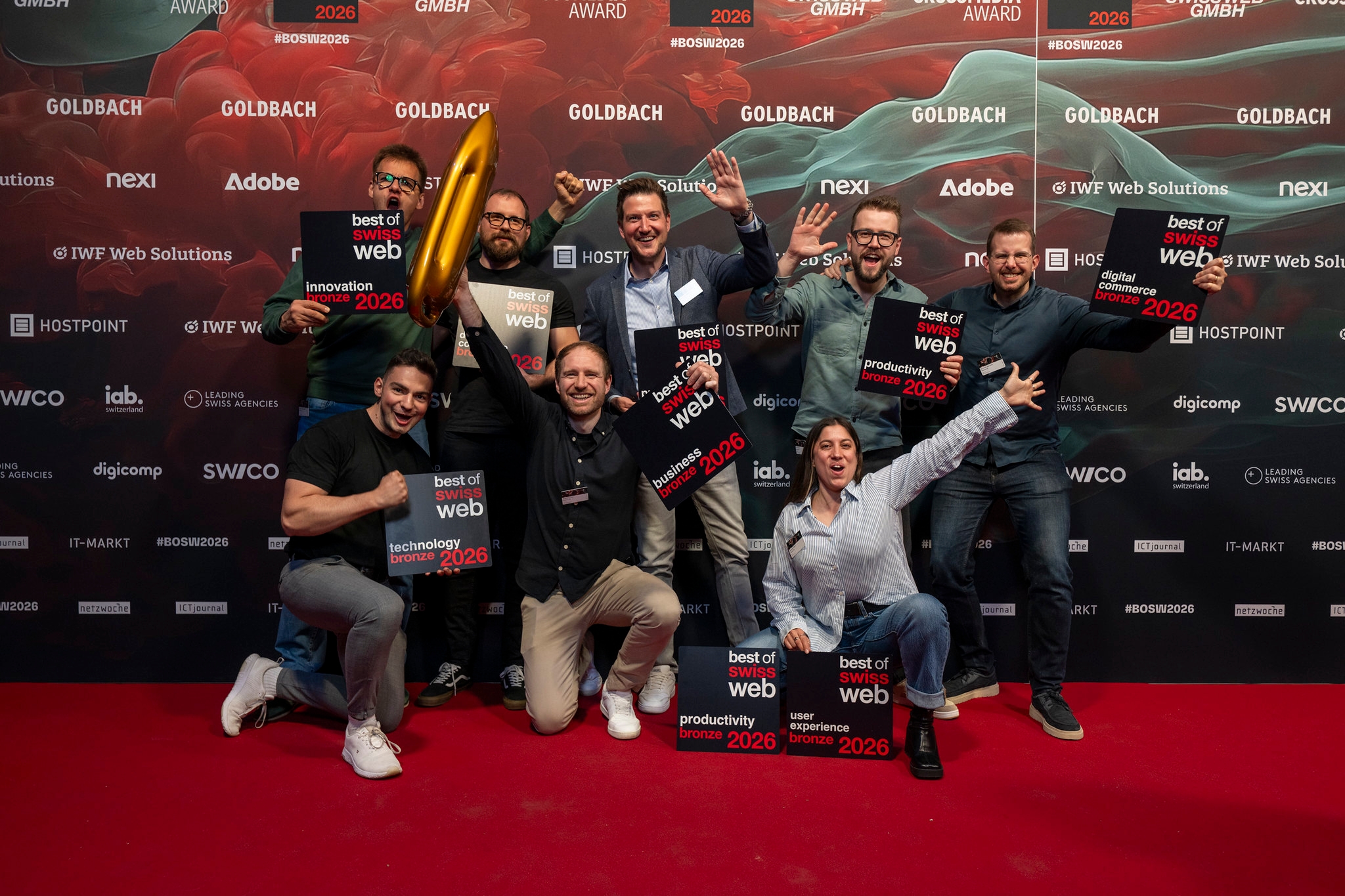 Teamfoto mit Gewinner-schilder vom Best of Swiss Web Award 2026