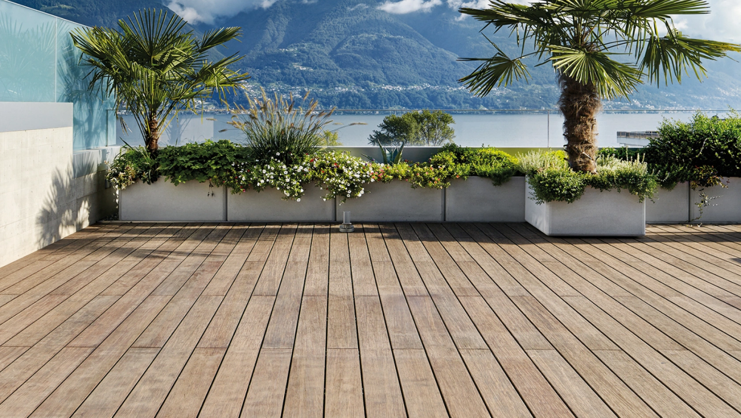 Holzterrasse mit See im Hintergrund