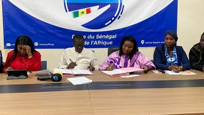 Cérémonie de signature d'un protocole d'accord dans le cadre du projet Jeunes Volontaires pour la Santé Sexuelle et Reproductive.