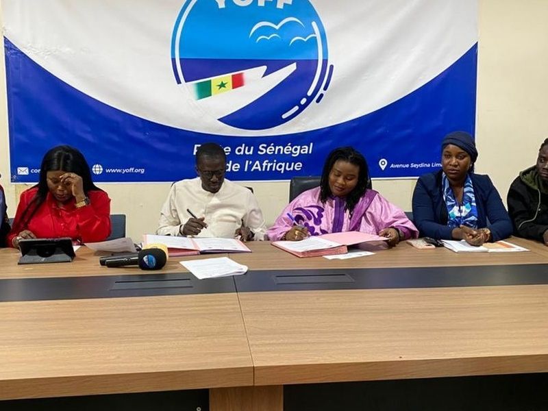 Cérémonie de signature d'un protocole d'accord dans le cadre du projet Jeunes Volontaires pour la Santé Sexuelle et Reproductive.