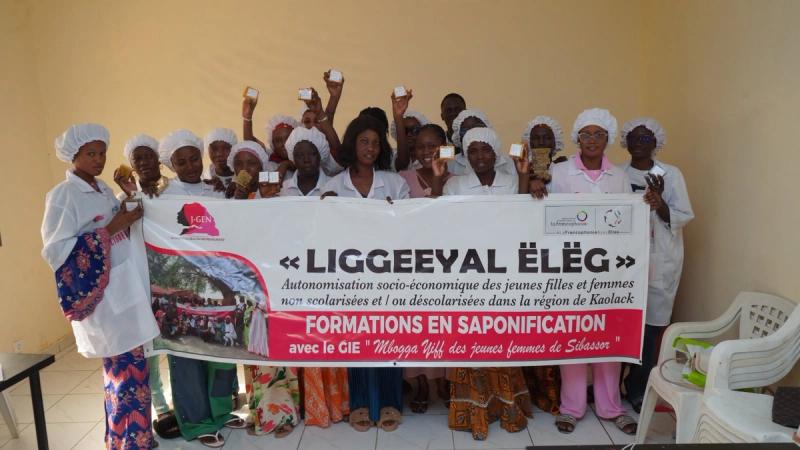 Session de formation aux métiers d'un GIE de jeunes femmes, projet LIGGEEYAL ËLËG