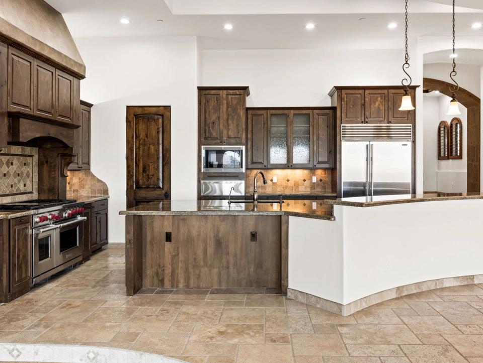 Luxury Home in Fountain Hills FireRock Country Club. The kitchen.