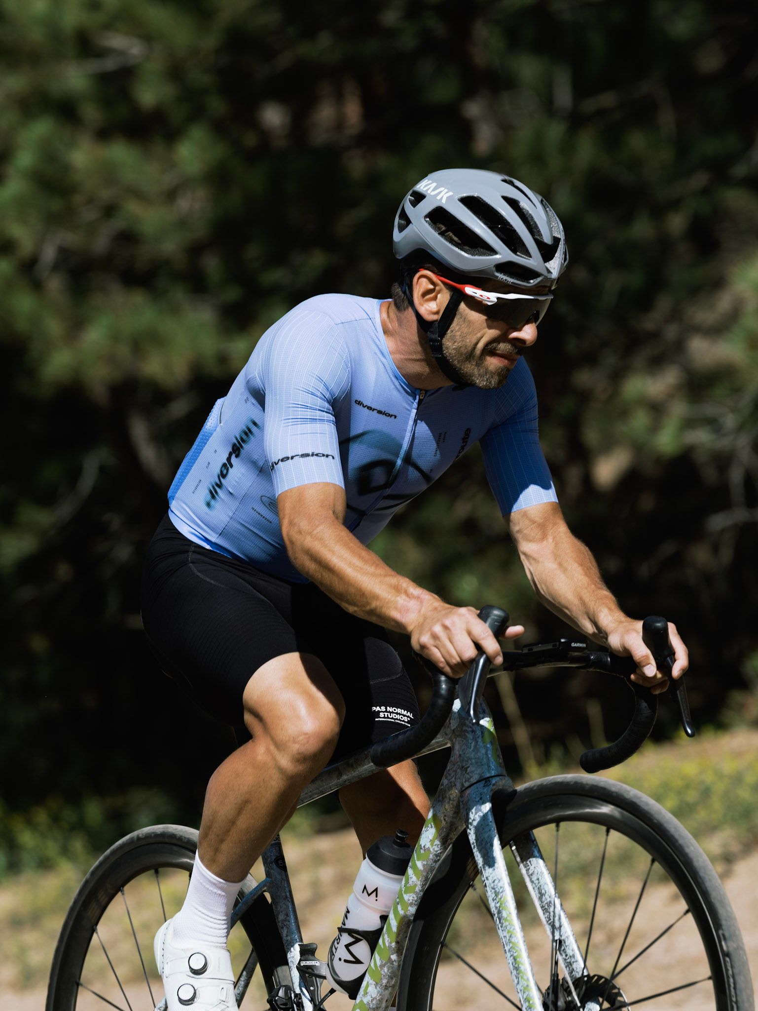 Rider climbing a dirt road above Boulder in the Diversion Colorado 26 jersey