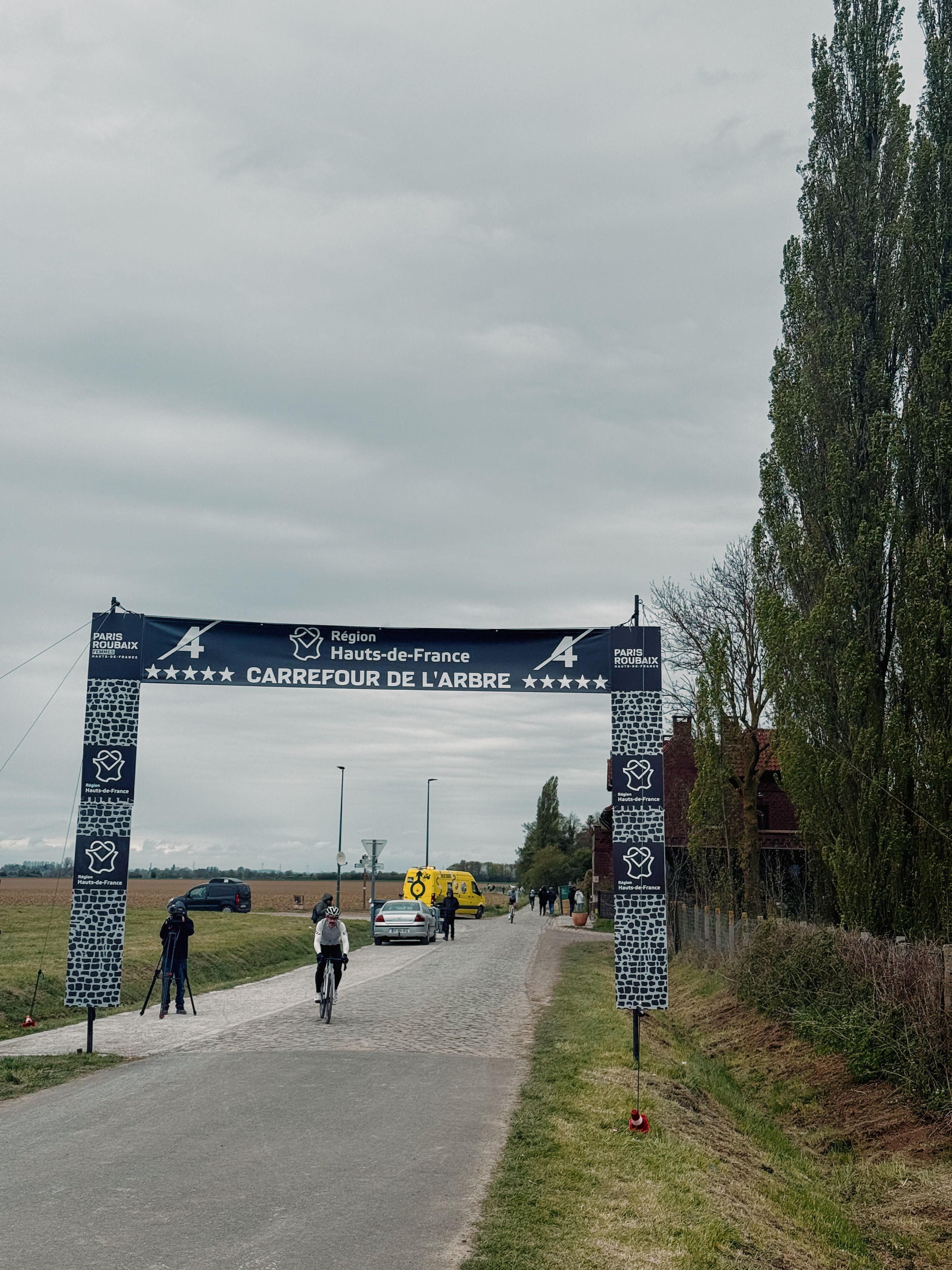 Photo of the gate of the 5 star sector of Paris Roubaix - Carrefoure de l'arbre