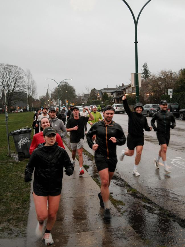 Runners running in Rain for Enroute.run in vancouver