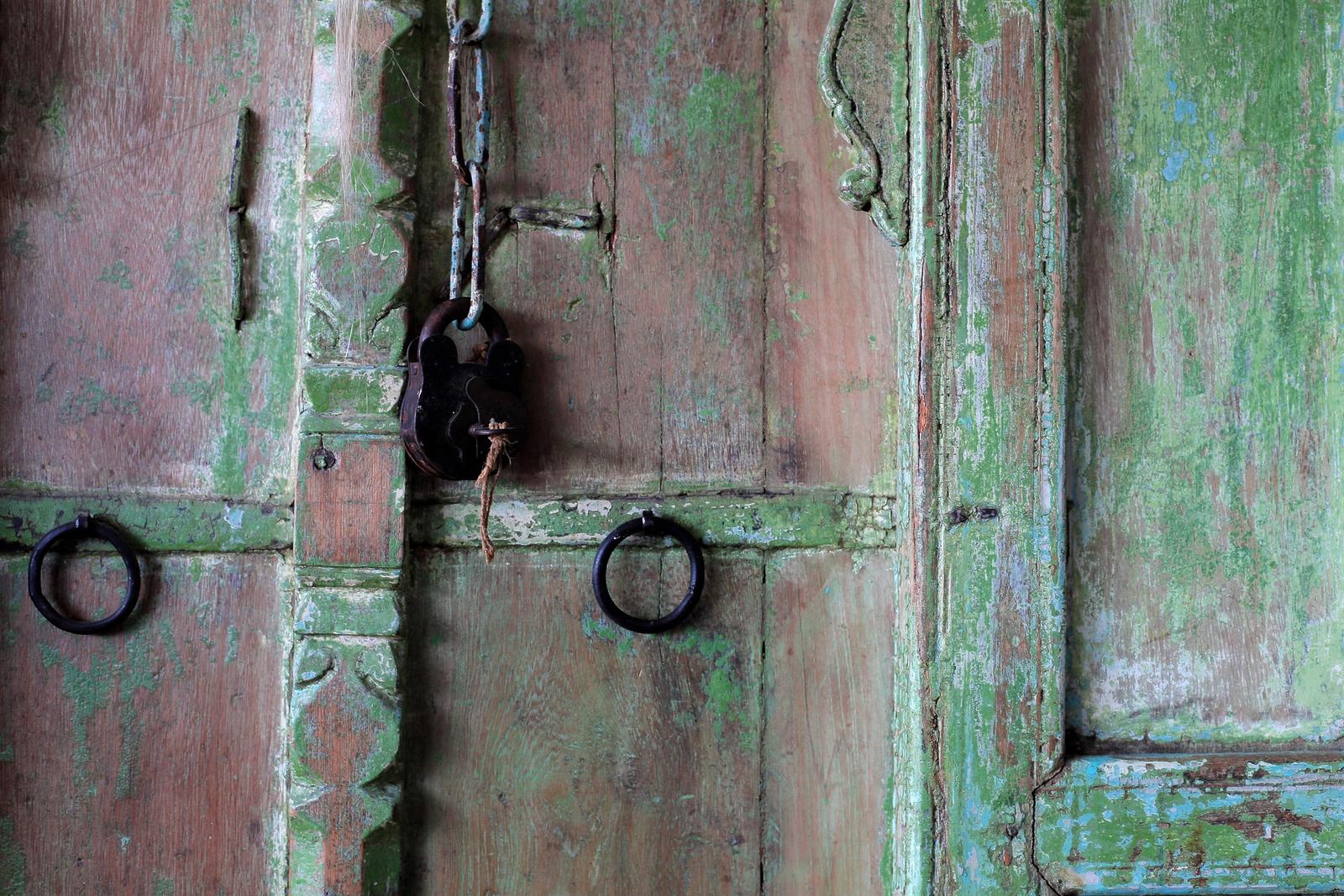 An old wooden door  TASWEEKEND - AT HOME - RARE _ BEAUTIFUL Gem collectors Mel