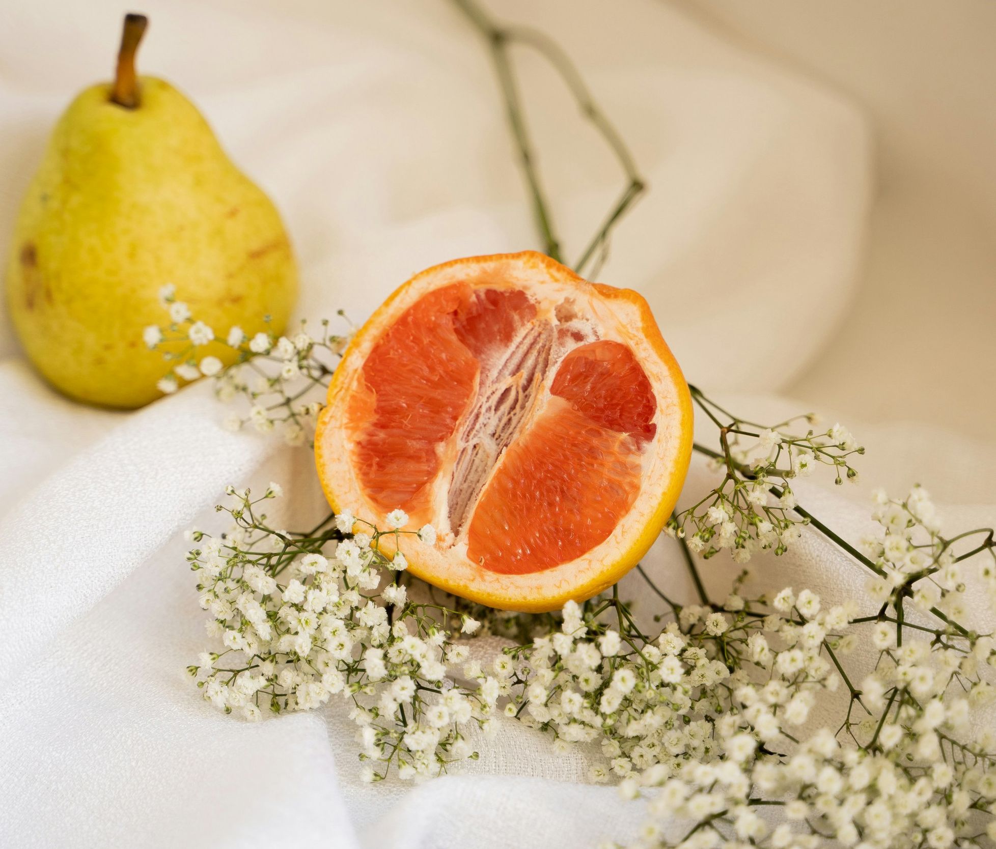 Grapefruit, Birne und Weisse Blüten