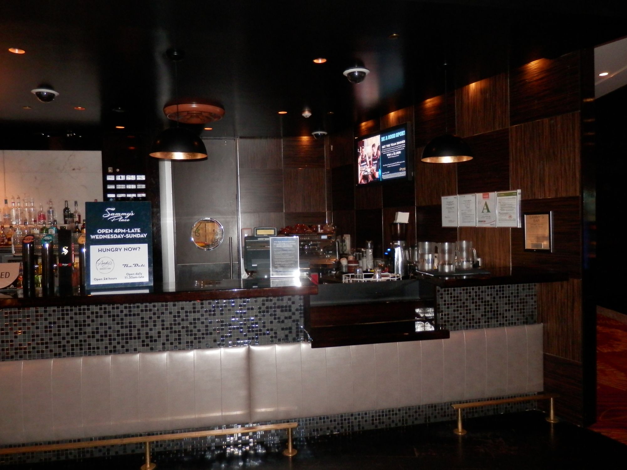 Sammys lounge before