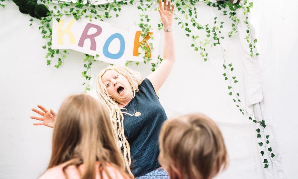 Bilde av engasjert forteller med barn i forgrunnen