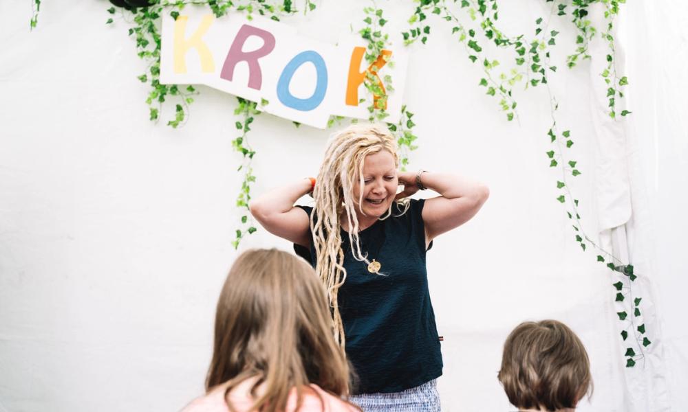 Engasjert forteller med to barn i forgrunnen