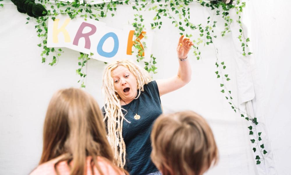 Bilde av engasjert forteller med barn i forgrunnen