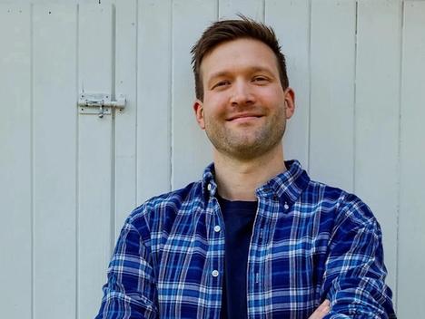 Kristoffer Tvilde smiler til kamera.
