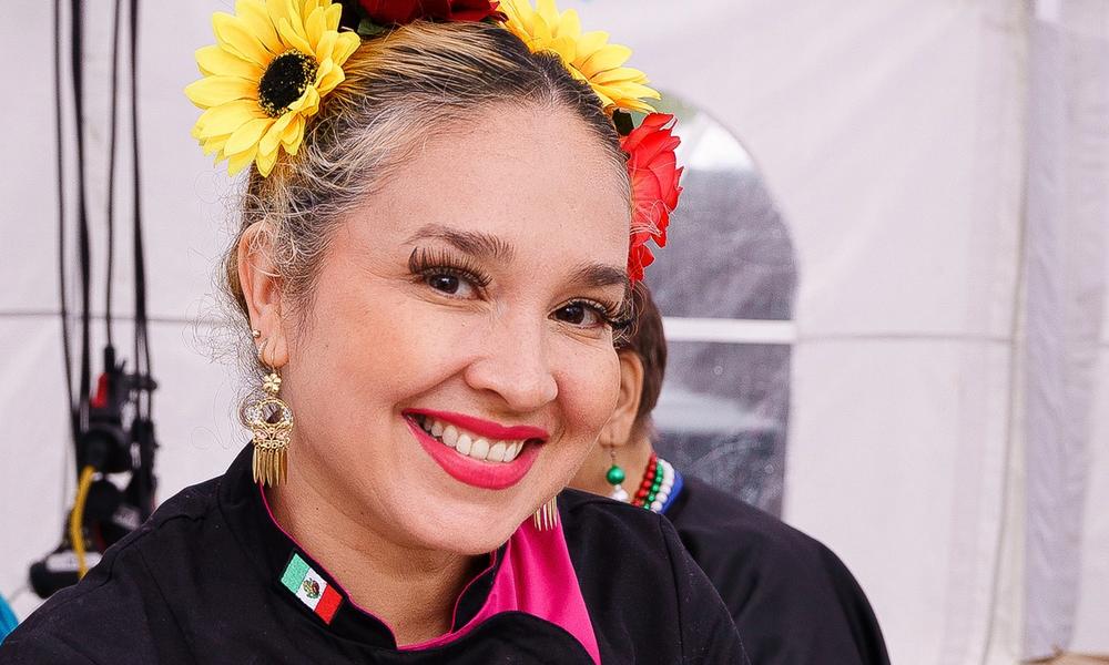 Sylvia viser fram en tallerken med taco.