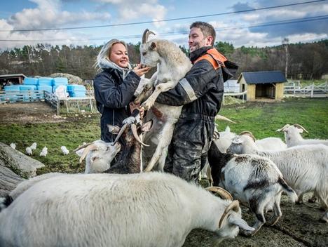 Bilde av Anette og Andreas sammen med geitene på Dale Store gård