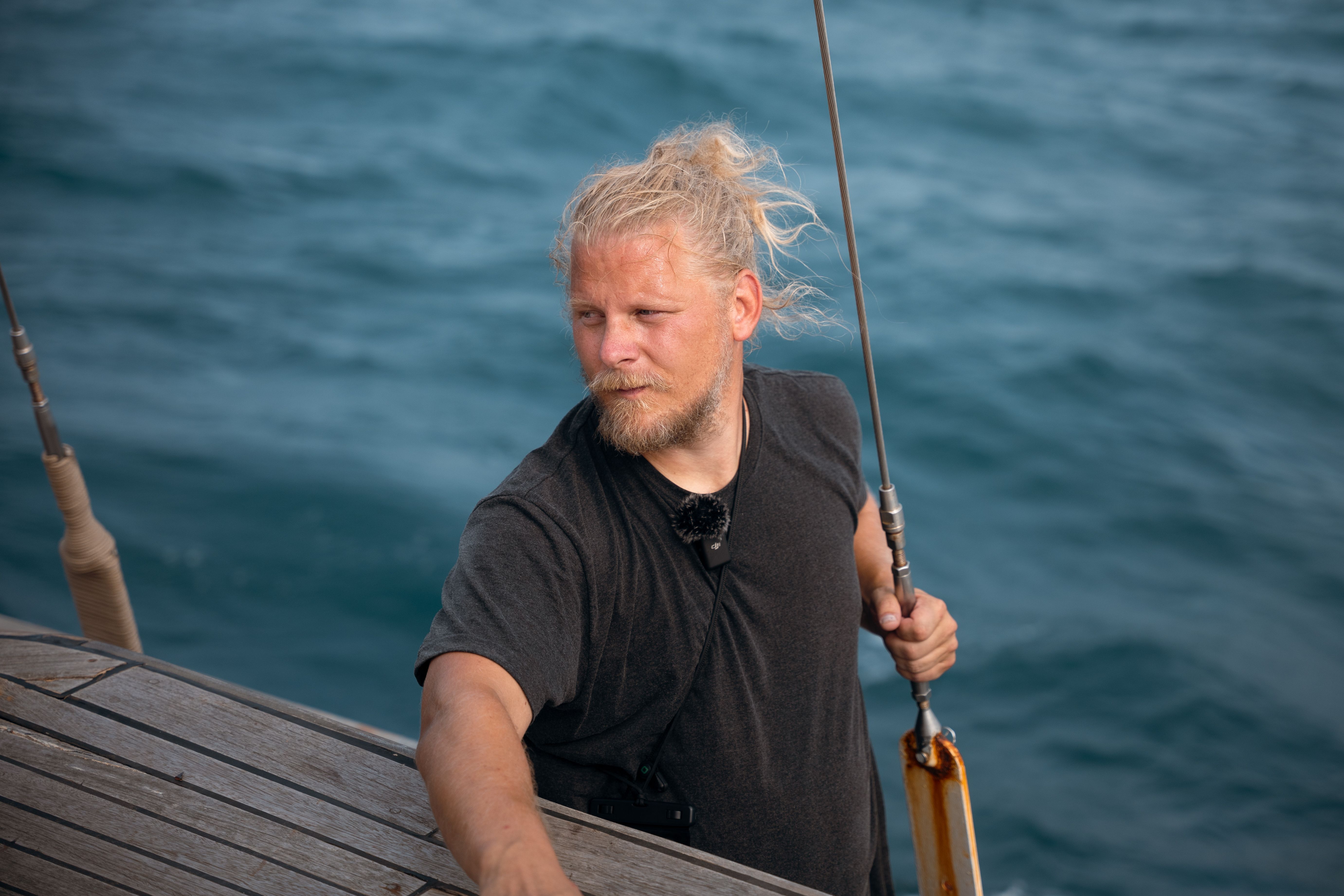 Samuel på en båt med havet i bakgrunnen