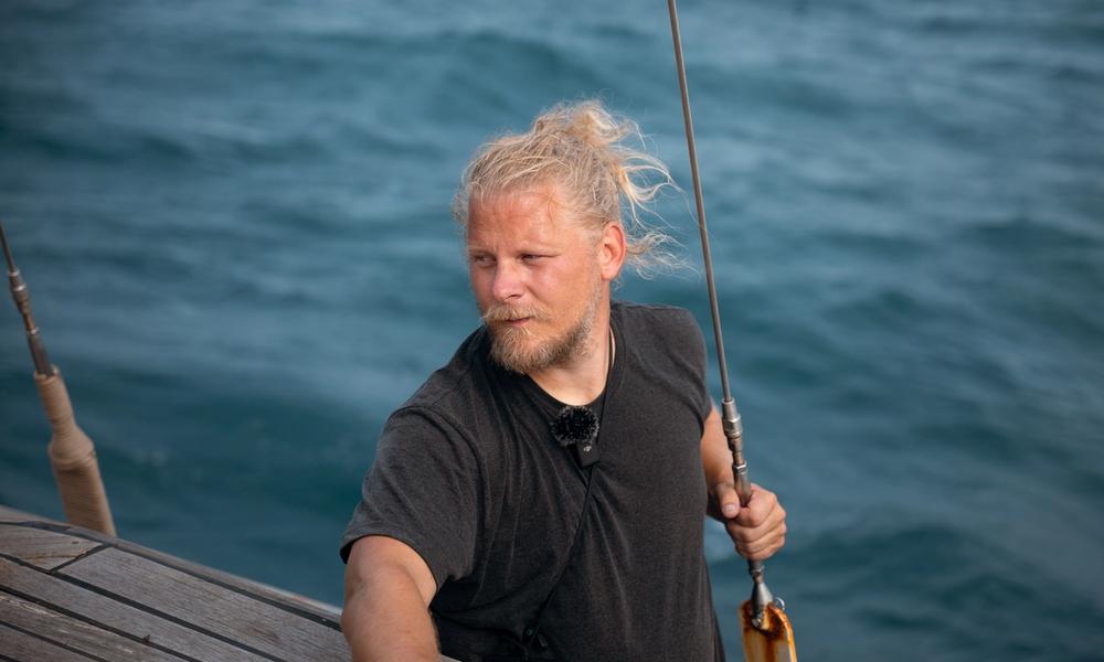 Samuel på en båt med havet i bakgrunnen
