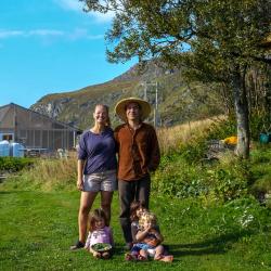 Lisa og Parsa Massahi utenfor drivhuset i Polarhagen