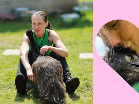 Kvinne koser med en emu