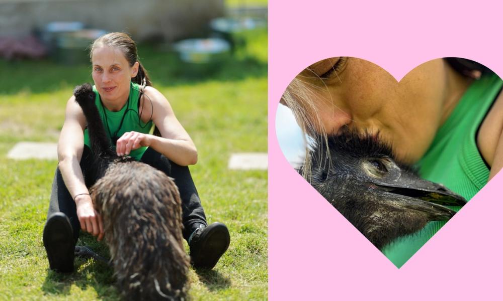 Kvinne koser med en emu