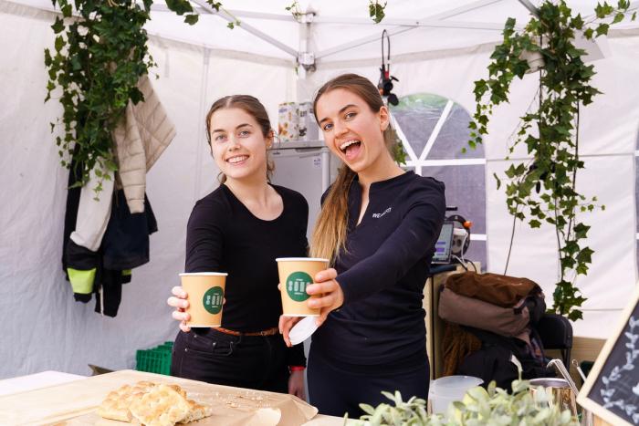 To jenter fra Soho Urban Eatery