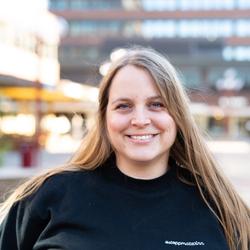 BIlde av Anniken Hoff Quirk med bygg i bakgrunnen.