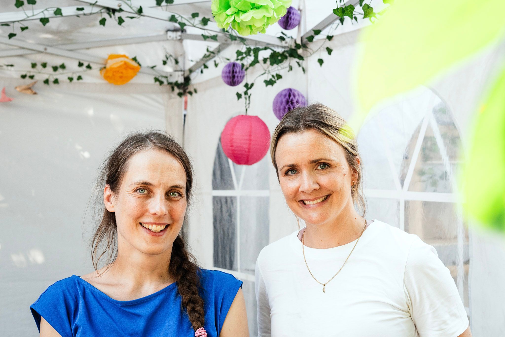 Marit Vea ser i kamera på Oslo Vegetarfestival