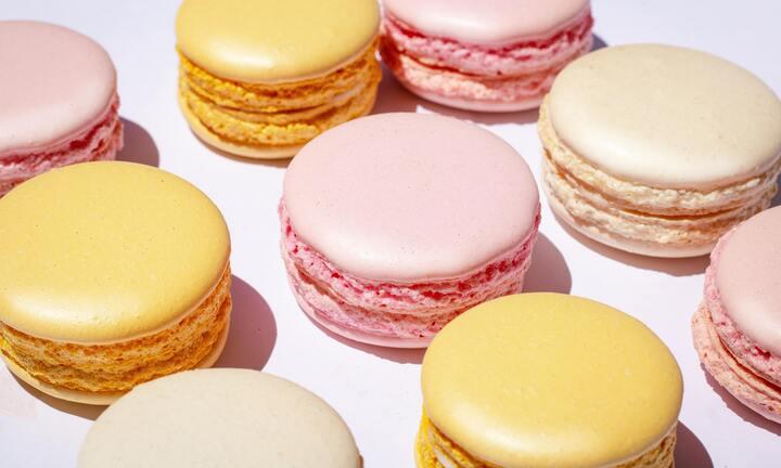 Bilde av rosa og gule makroner