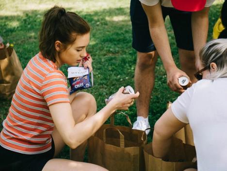 Jente som ser i goodiebagen