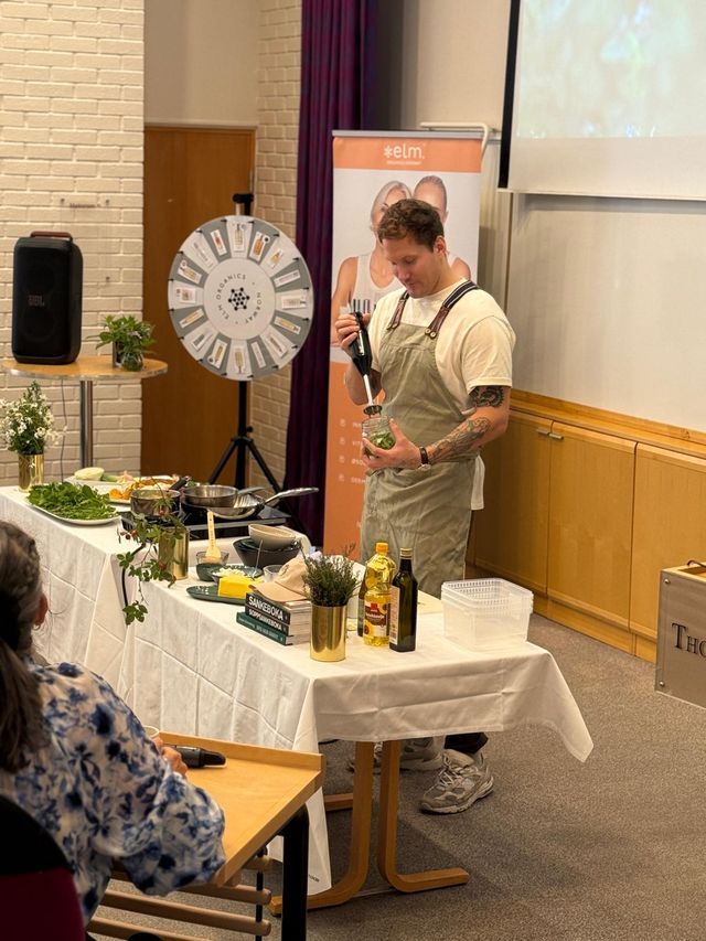 Mann holder kokkekurs