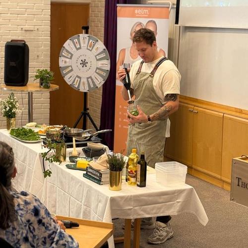 Mann holder kokkekurs