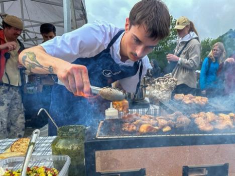 Bilde av Myhres matsopp som griller sopp