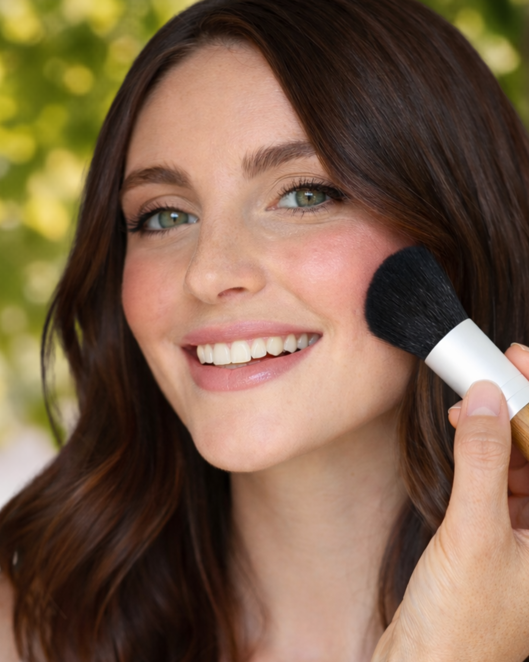 Bilde av kvinne som tar på sminke