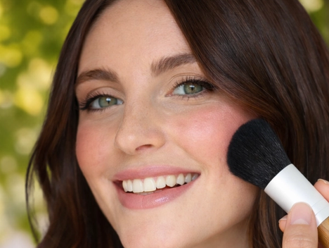 Bilde av kvinne som tar på sminke