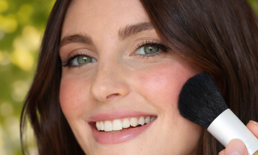 Bilde av kvinne som tar på sminke