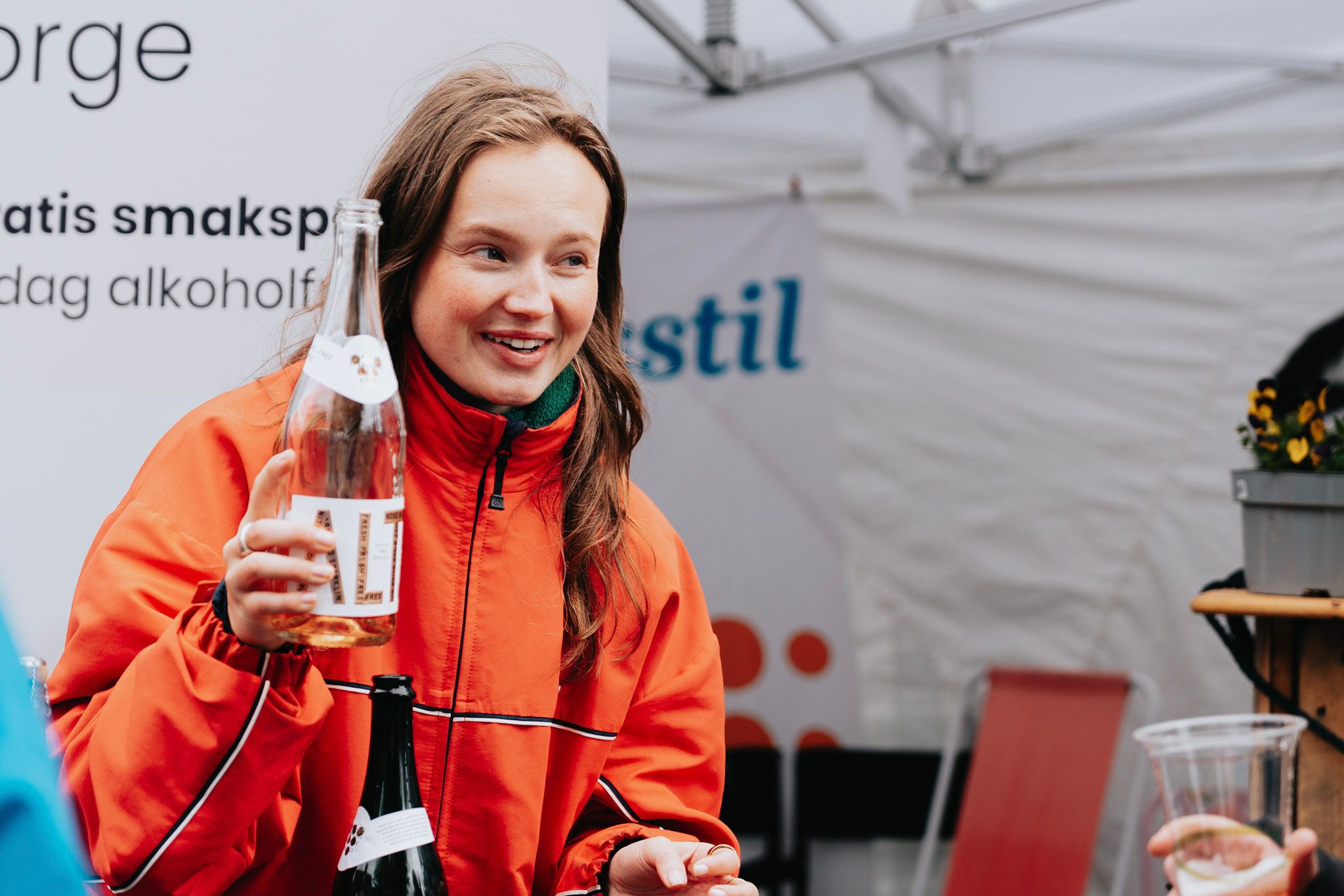 Bilde av en kvinne som viser et alkoholfritt alternativ