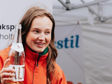 Bilde av en kvinne som viser et alkoholfritt alternativ