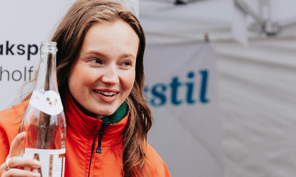 Bilde av en kvinne som viser et alkoholfritt alternativ