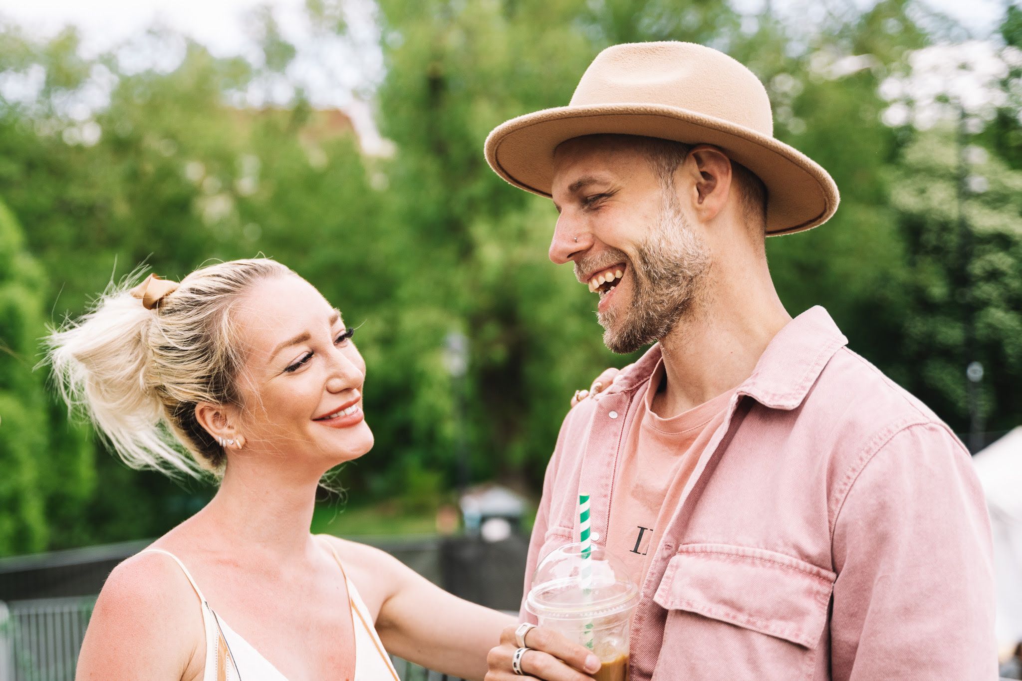 Kjærestepar på festivalen