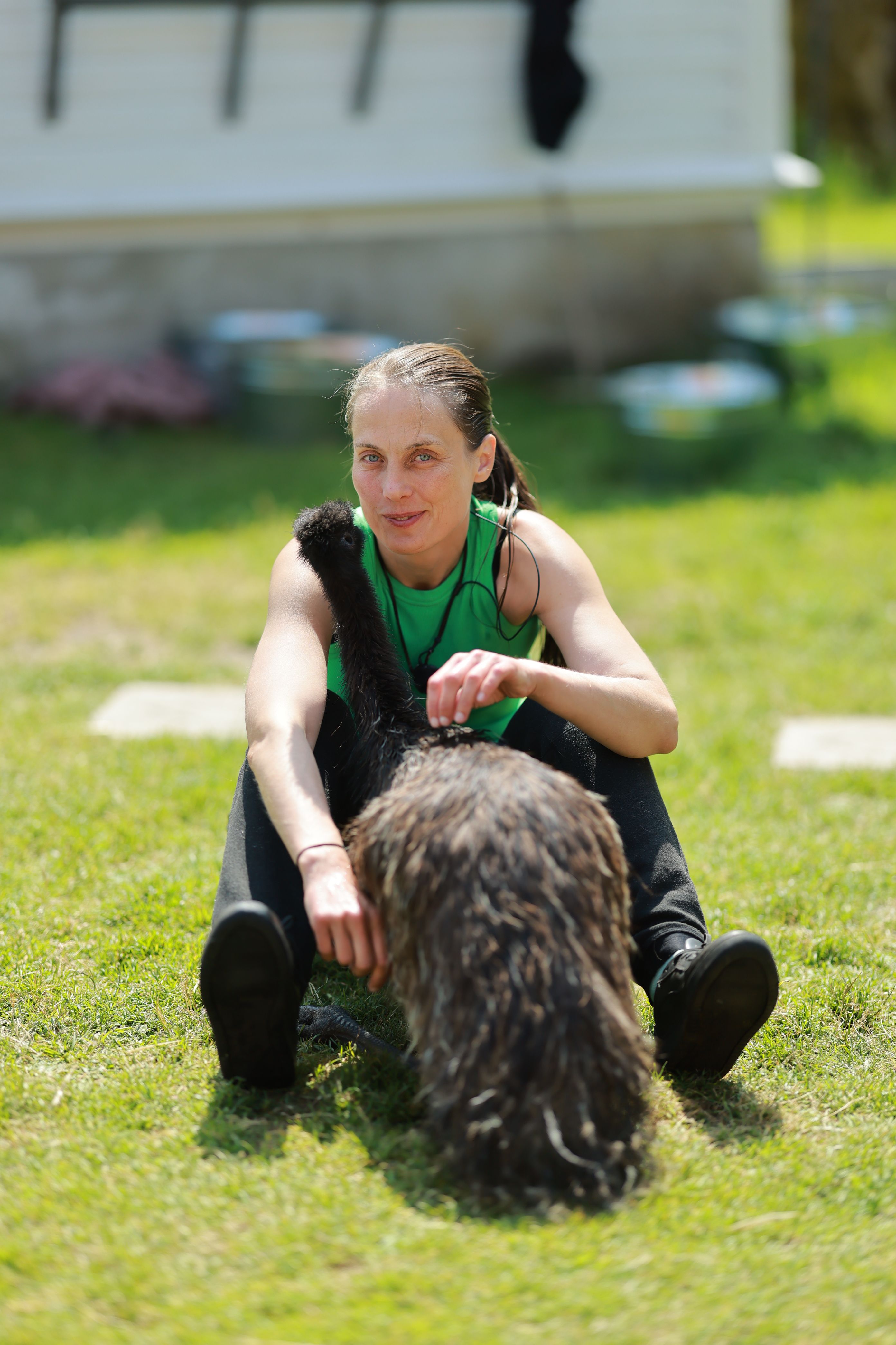 Kvinne koser med en emu
